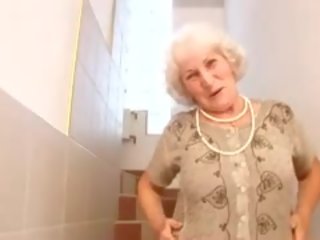 할머니 노마 과 그녀의 섹스 토이