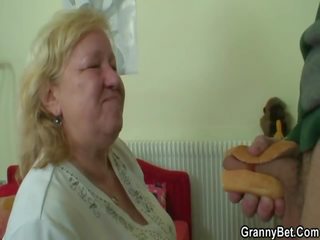 Бабусі трахає великий peter