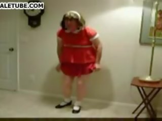 Netikls transseksuāls uz sarkans kleita got a rotaļlieta